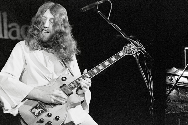 http://www.mig-music.de/wp-content/uploads/2020/11/STEVE_HILLAGE_063_neu.jpg
